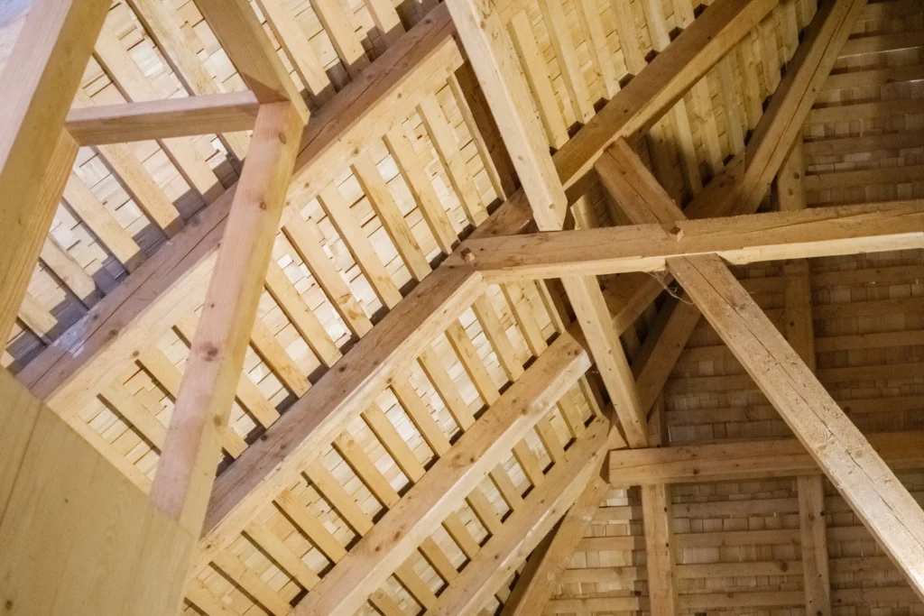 Travaux de rénovation de charpente avec traitement du bois